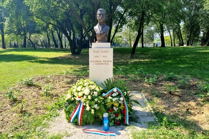 Посолството поднесе венци на паметника на Иван Вазов 
